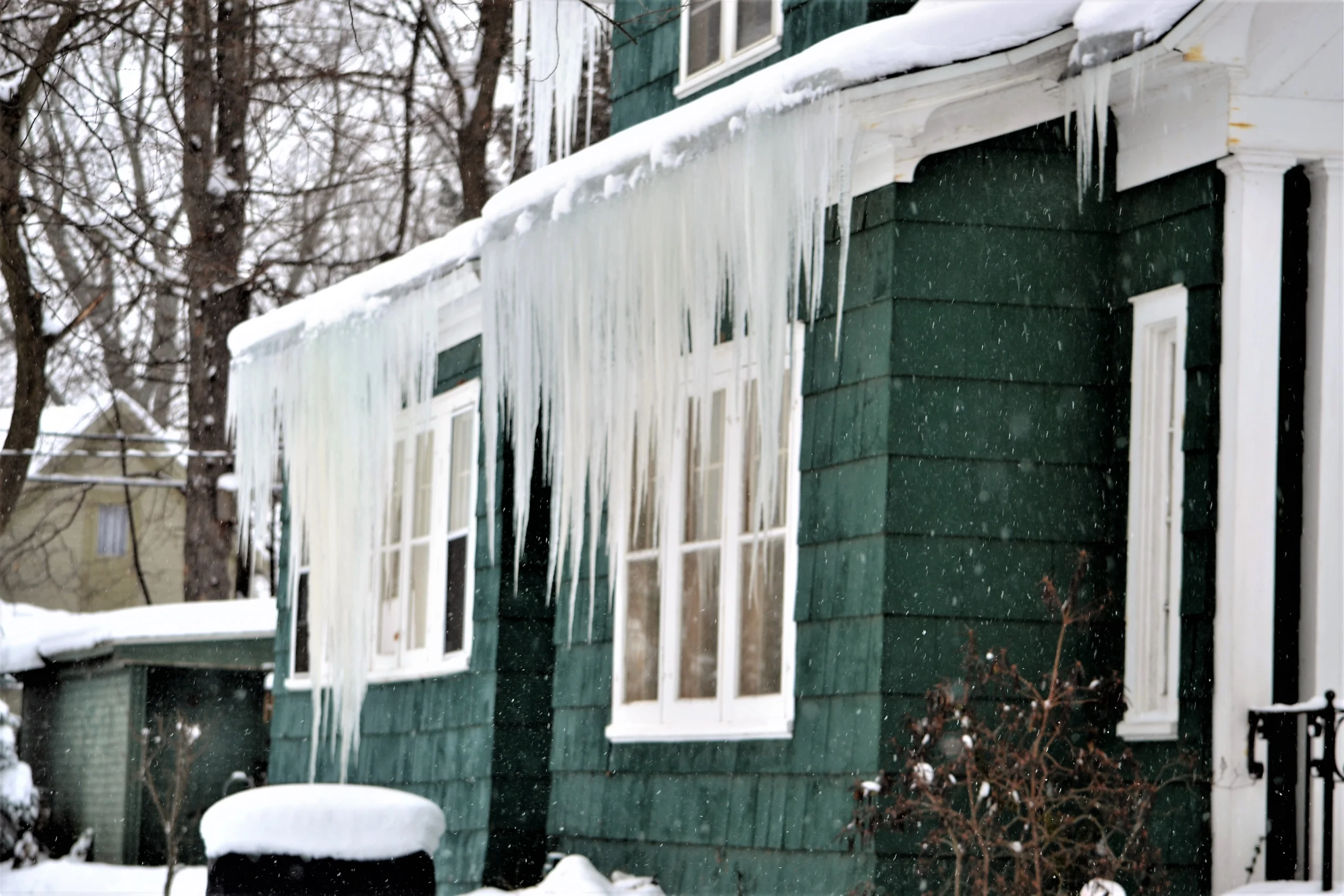 How Can You Safely Remove Icicles From Your Home?